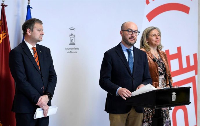 El concejal de Movilidad, Gestión Económica y Contratación, José Francisco Muñoz, en una rueda de prensa