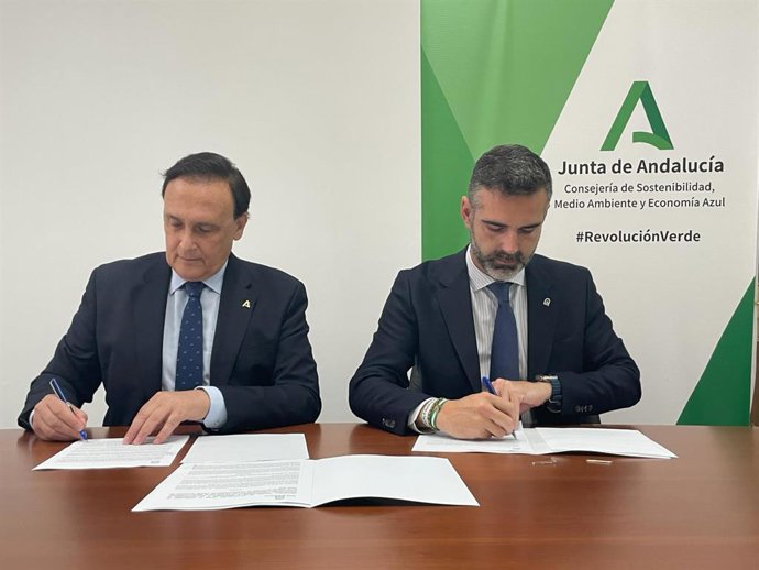 Los consejeros José Carlos Gómez Villamandos y  Ramón Fernández-Pacheco, firman el protocolo para poner en funcionamiento el Centro Andaluz de Investación y Seguimiento del Cambio Climático