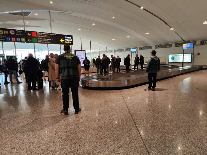 Archivo - Guardia Civil en el Aeropuerto de Loiu (Vizcaya)