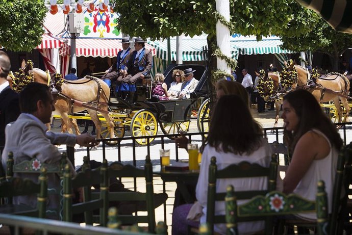 Archivo - Imagen de archivo del interior de una de las casetas de la Feria de Abril de Sevilla.