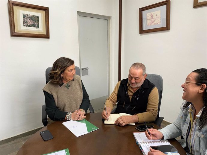 La delegada territorial de Justicia, Administración local y Función Pública en Huelva, Carmen Céspedes, en su visita a Galaroza.