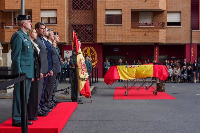 El presidente de La Rioja, Gonzalo Capellán (3i) y el director general de la Guardia Civil, Leonardo Marcos (5i), durante el homenaje a los dos guardias civiles del GAR, en la comandancia de la Guardia Civi.