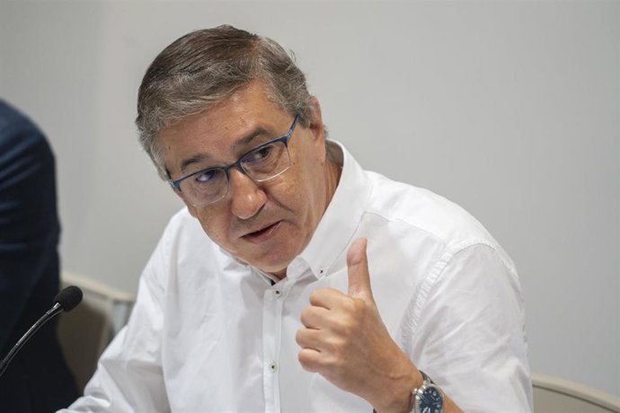 Archivo - El conseller de Educación, Universidades y Ocupación, José Antonio Rovira, interviene durante una rueda de prensa