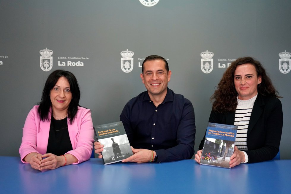 El portavoz del Ayuntamiento de La Roda, Luis Fernández; la concejala de Cementerio, Ana Estarlich; y la presidenta de la Asociación Memoria Histórica La Roda y Comarca, Carmen Parreño.