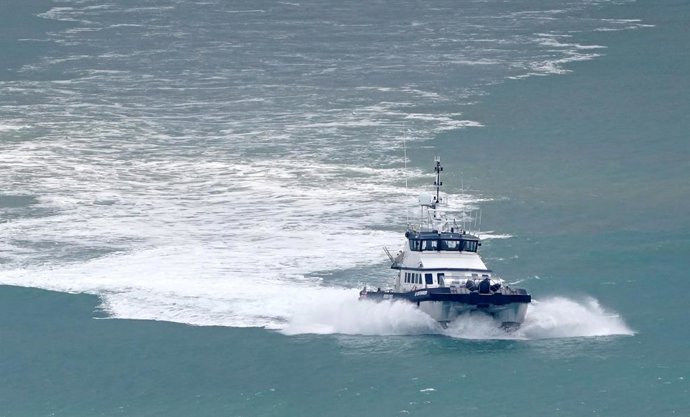 Archivo - 04 August 2023, United Kingdom, Dover: A Border Force vessel carrying a group of people thought to be migrants arrives in Dover, following a small boat incident in the English Channel. Photo: Gareth Fuller/PA Wire/dpa
