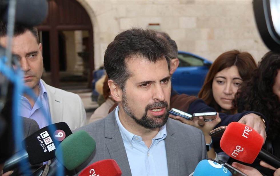 Luis Tudanca atiende a los medios en Burgos.