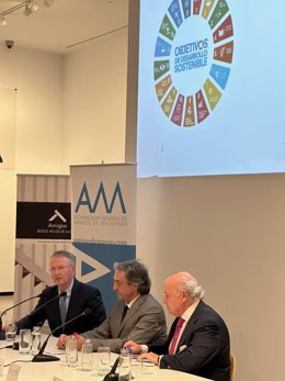 Alfonso Martinez, presidente de los Amigos del Museo. En el centro es Rafael Mesa, presidente de la FEAM y Pedro Tomey, director general de la Fundación Aon España.