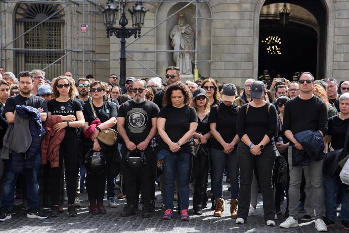 Los funcionarios realizan un minuto de silencio por la cocinera fallecida durante una concentración en la plaza de Sant Jaume