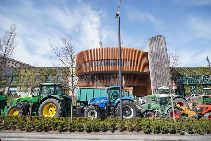 Agricultores se manifiestan con tractores durante la octava edición de la Conferencia Global Agricultura Familiar, en el Palacio de Congresos Europa de Vitoria-Gasteiz