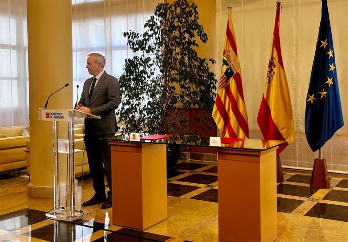 El presidente del Gobierno de Aragón, Jorge Azcón, en la sala de columnas del Edifio Pignatelli.