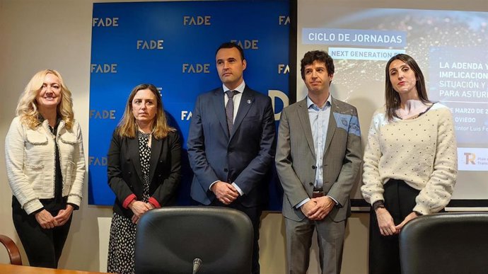 La vocal de Fade , Susana García; la presidenta de Fade, María Calvo; el consejero de Hacienda y Fondos Europeos, Guillermo Peláez; el subdirector general del Plan de Recuperación y Resiliencia del ministerio de Hacienda, Jordi Colgan, y la directora gen