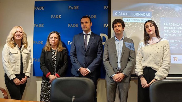 La vocal de Fade , Susana García; la presidenta de Fade, María Calvo; el consejero de Hacienda y Fondos Europeos, Guillermo Peláez; el subdirector general del Plan de Recuperación y Resiliencia del ministerio de Hacienda, Jordi Colgan, y la directora gen