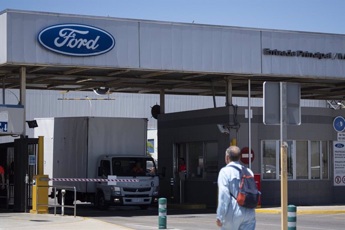 Archivo - Logo de Ford en la entrada de la fábrica en Almussafes