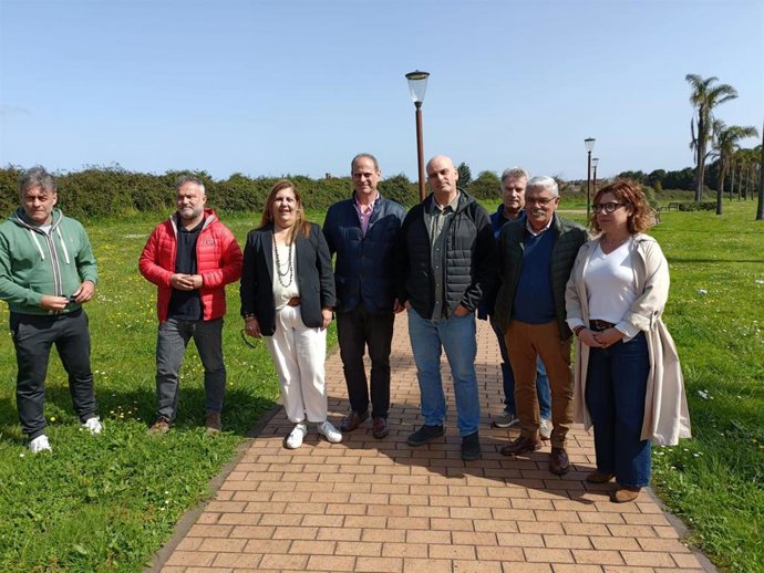 El secretario general de la Agrupación Socialista de Gijón, Monchu García, junto a los concejales del Grupo Municipal Socialista gijonés en el barrio del Lauredal (Gijón).