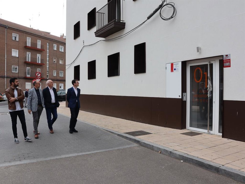 Representantes del Grupo Municipal Socialista visitan el edificio de la casa-cuartel de Puente Colgante, en el que se ofrecen 63 viviendas para alquiler protegido.