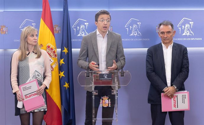 (I-D) La diputada de Sumar, Verónica Martínez, el portavoz de Sumar en el Congreso, Iñigo Errejón, y el diputado de IU, Enrique Santiago, ofrecen una rueda de prensa, en el Congreso de los Diputados, a 21 de marzo de 2024, en Madrid (España). 