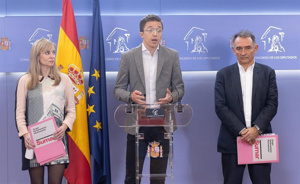 (I-D) La diputada de Sumar, Verónica Martínez, el portavoz de Sumar en el Congreso, Iñigo Errejón, y el diputado de IU, Enrique Santiago, ofrecen una rueda de prensa, en el Congreso de los Diputados, a 21 de marzo de 2024, en Madrid (España).