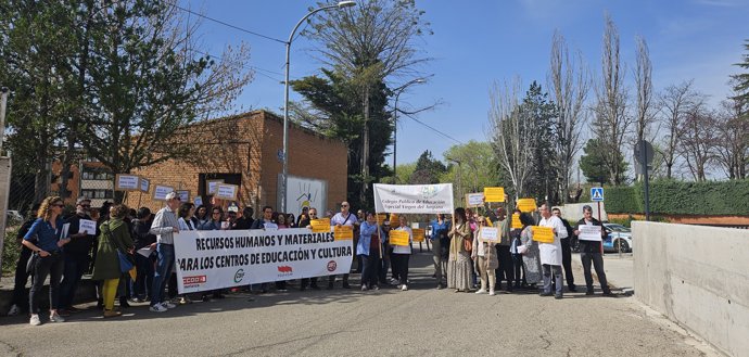 Concentración de trabajadores del Centro de Educación Especial Virgen del Amparo de Guadalajara