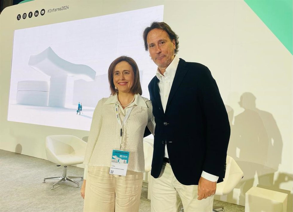 Marta de Zarandieta, secretaria del COFM, y Víctor Küppers, licenciado en Administración y Dirección de Empresas y doctor en Humanidades