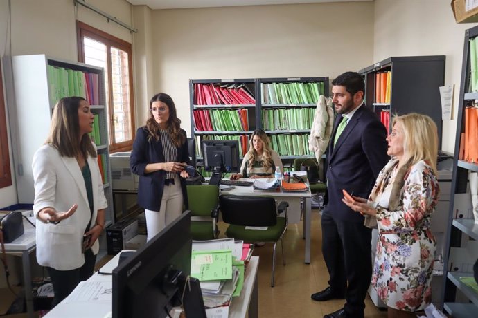 El vicepresidente primero del Gobierno de Aragón, Alejandro Nolasco, y la directora general de Justicia, Esmeralda Pastor, han visitado el juzgado de Ejea para conocer las obras de reforma.