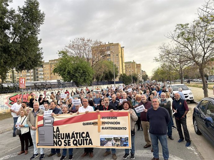 Manifestación en Pino Montano en defensa de la recogida neumática de basura
