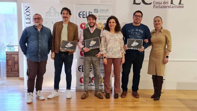 Representantes de los establecimientos ganaderos, con su galardón, acompañados por la concejala de Turismo y los directivos de Hosteleros de León.