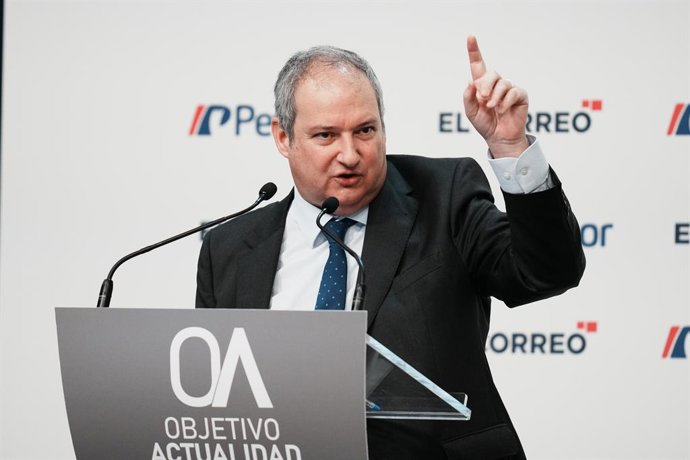 El ministro de Industria y Turismo, Jordi Hereu, interviene durante la mesa redonda 'Reindustrialización: un pacto por el futuro de la industria', en el Palacio Euskalduna,  en Bilbao