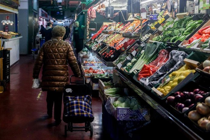 Archivo - La población en España poryecta mantener "a raya" los gastos y el ahorro