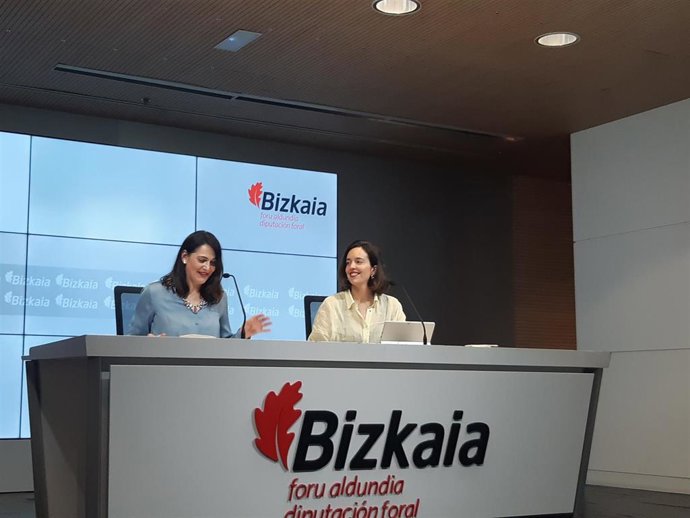 La portavoz de la Diputación de Bizkaia, Leixuri Arrizabalaga, y la diputada de Hacienda y Finanzas, Itxaso Berrojalbiz, en rueda de prensa.