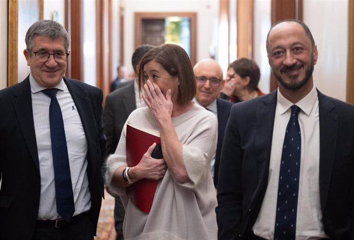  El portavoz del PSOE en el Congreso, Patxi López, junto a la presidenta de la cámara, Francina Armengol, y el vicepresidente Alfonso Rodríguez Gómez de Celis, también socialista 