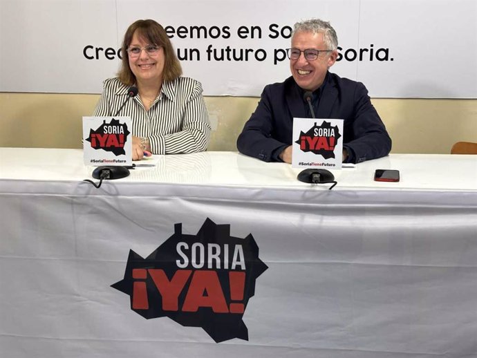 Vanesa García y Ángel Ceña presentan las enmiendas a los presupuestos de la Junta.