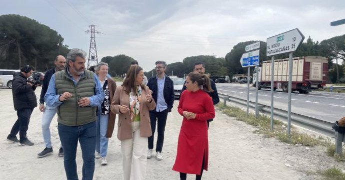 Los socialistas onubenses en su visita a la carretera que une Almonte con Matalascañas.