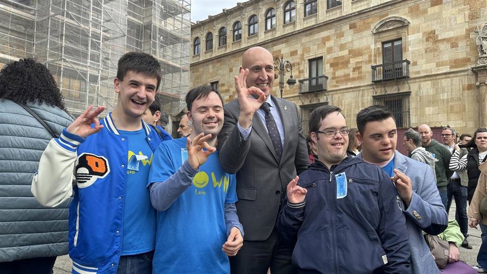 Al alcalde de León, José Antonio Diez, tras recibir el 'Martillo solidario' de Amidown.