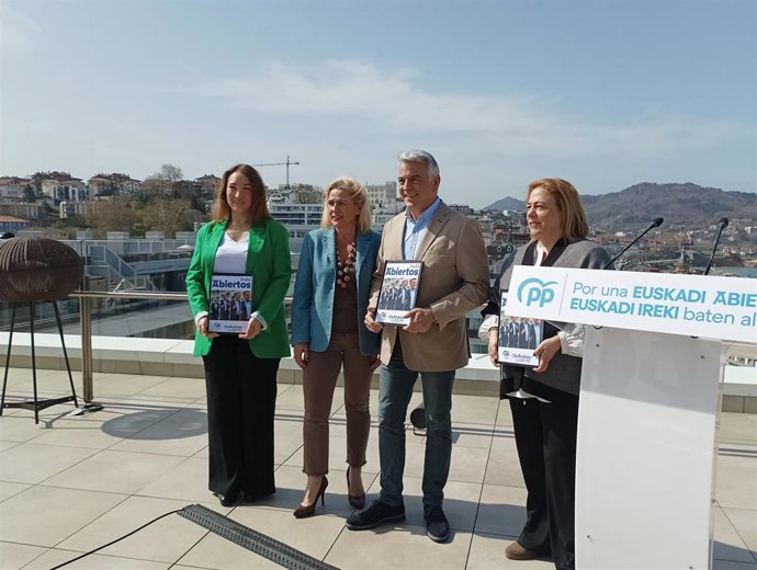 Los representantes del PP vasco Muriel Larrea, Esther Martínez, Javier de Andrés y Marta Alaña