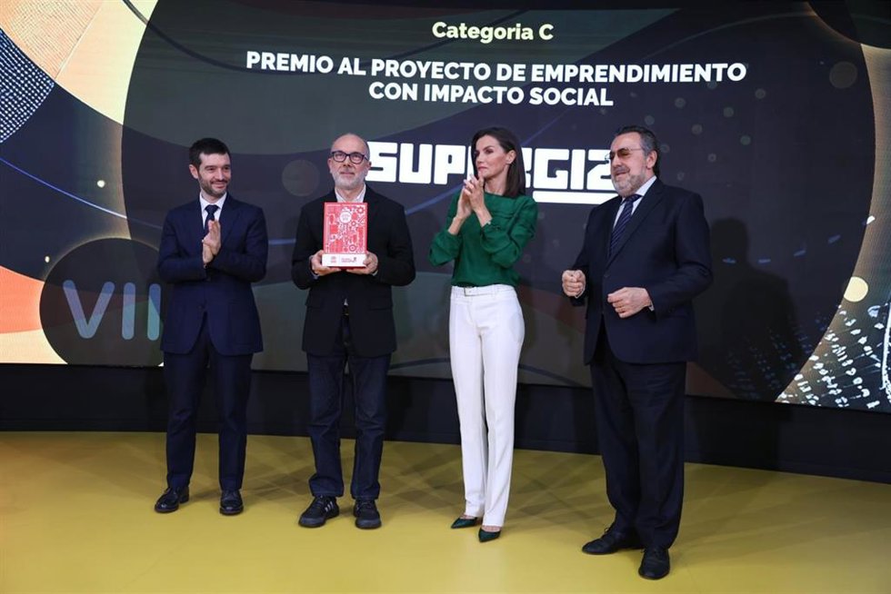 La Reina y el ministro Pablo Bustinduy con los ganadores al premio al proyecto de emprendimiento social.