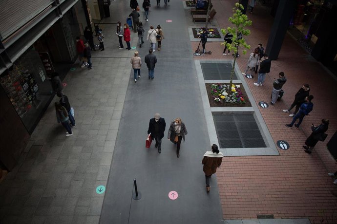 Archivo - Varias personas realizan compras en el centro comercial La Maquinista.
