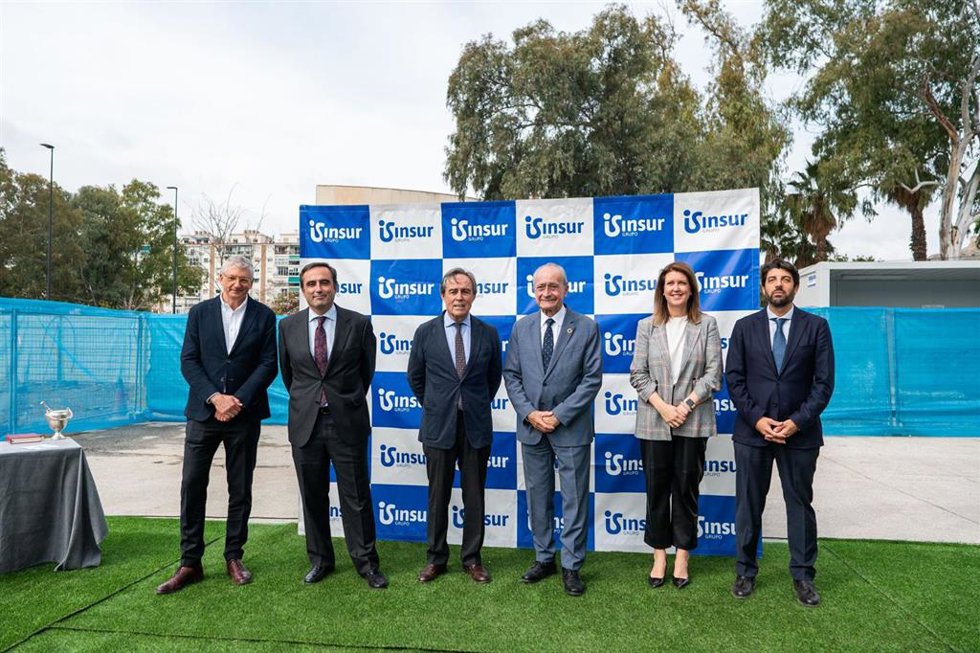 El presidente de Grupo Insur, Ricardo Pumar, y el alcalde de Málaga, Francisco de la Torre, protagonizan el acto de colocación de la primera piedra de las obras de NOA, segundo edificio de oficinas inteligentes de Insur en Málaga y para 850 trabajadores.