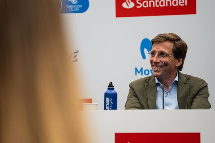 El alcalde de Madrid, José Luis Martínez-Almeida, durante la presentación de la decimocuarta edición del Campus de Vicente del Bosque, en el Work Café Santander, a 21 de marzo de 2024, en Madrid (España). 