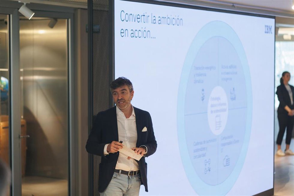 El director de Sostenibilidad de IBM, Javier Roncero, habla sobre los principales retos empresariales de la sostenibilidad durante el encuentro informativo con IBM Sostenibilidad corporativa: más allá de las palabras y las hojas de cálculo.