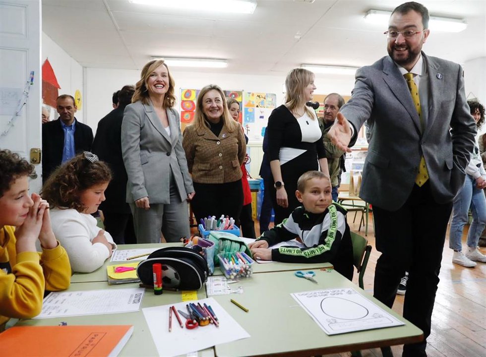 Adrián Barbón, a la derecha