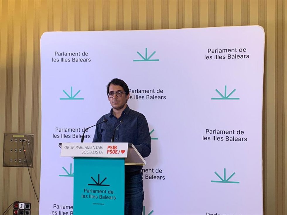 El portavoz del PSIB en el Parlament, Iago Negueruela, en rueda de prensa
