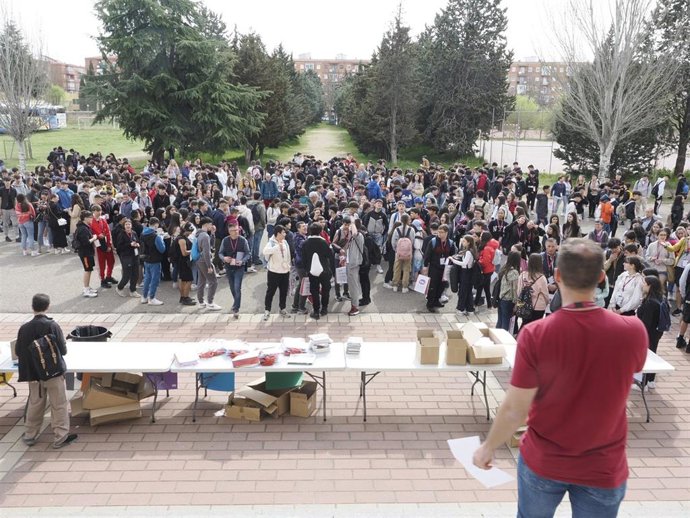 El VIII Encuentro de Estudiantes de Religión Católica de la Escuela Pública reúne a más de un millar de alumnos .