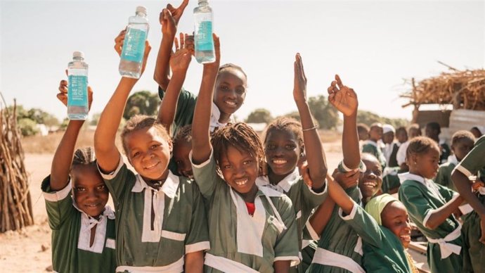 Niños en un país en vias de desarrollo a los que AUARA lleva agua potable.