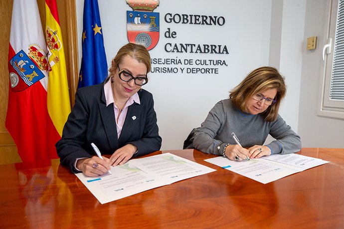 La consejera de Turismo, Eva Guillermina Fernández, y la presidenta de la AEHC, María Ángeles Pérez, durante la firma del acuerdo