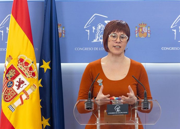 La portavoz de Compromís y adjunta de Sumar en el Congreso, gueda Micó, durante una rueda de prensa anterior a la reunión de la Junta de Portavoces, en el Congreso de los Diputados, a 12 de marzo de 2024, en Madrid (España).
