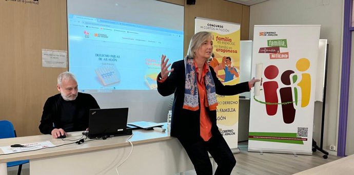 La directora general de Familia, Infancia y Natalidad del Gobierno de Aragón, Eva Fortea, presenta el concurso