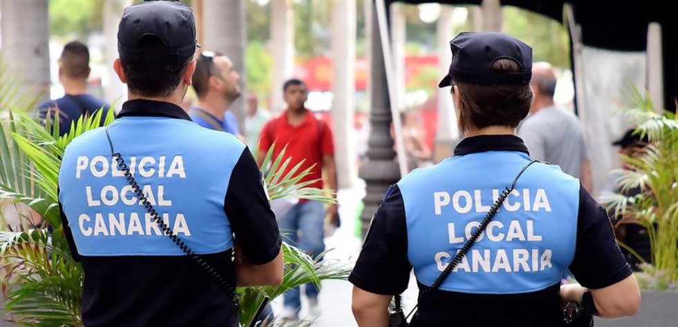 Una pareja de agentes de la Policía Local de Santa Cruz de Tenerife patrulla por las calles de la ciudad