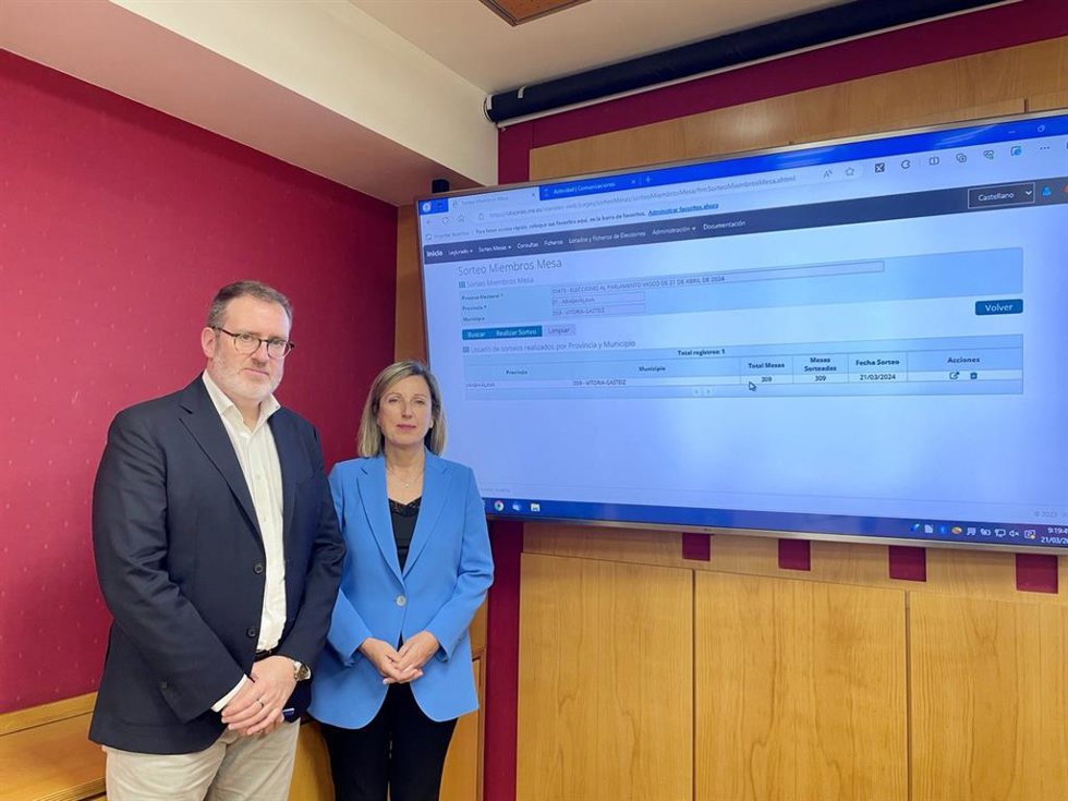 Sonia Díaz de Corcuera y Martín Gartziandia han sido los encargados de realizar el sorteo para la composición de las mesas electorales en Vitoria-Gasteiz