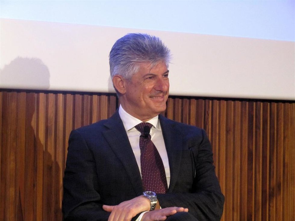 El ceo de Cellnex, Marco Patuano, en una conferencia en el Collegi d'Economistes de Catalunya (CEC)