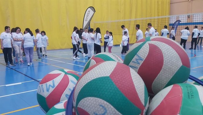 Archivo - Pesonas con discapacidad intelectual practican el deporte del voleibol.